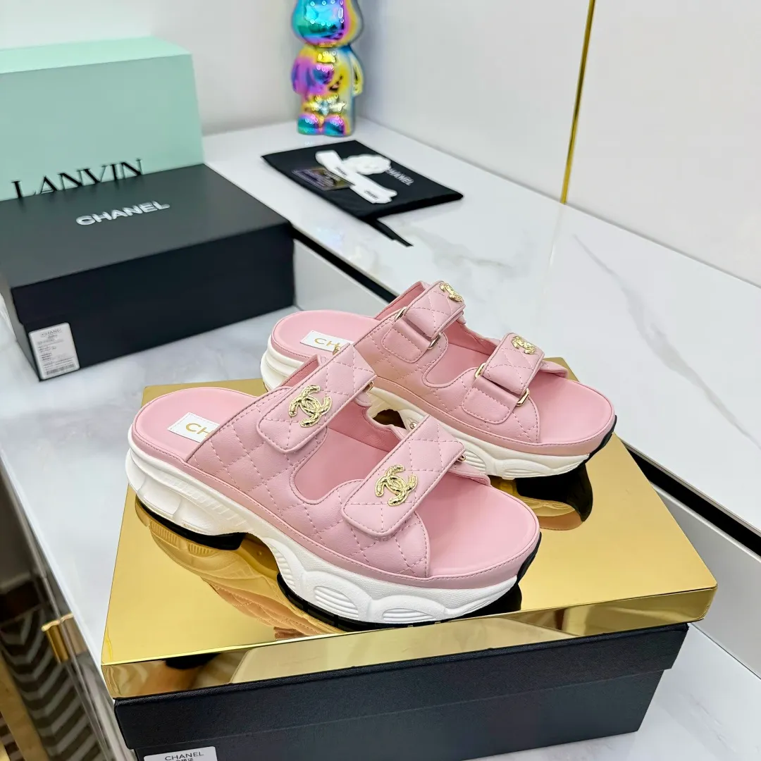 👟👟Ex-factory price 660👟👟 Top version... Chanel｜Chanel Xiaoxiang Velcro Beach Slippers Slippers Casual Beach Shoes 25ss Spring and Summer New Style! Beach shoes are a hit all over the internet! The latest model from the counter, I am still willing to buy it on my feet. It must be ranked among the most popular models. It is invincible in all seasons. Various bloggers and Internet celebrities can see the matching styles. Highly recommended. Pearlescent sheepskin upper, sheepskin lining, suede for the feet. Original open-molded TPU outsole size: 35-40 (customized for 40 and 41). Full set of original packaging 👉 👉